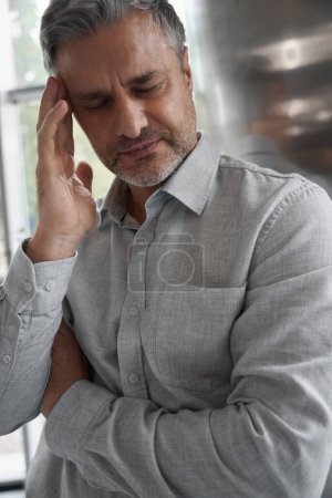Foto de Imponer al hombre con ropa casual sufre de dolor, tiene dolor de cabeza - Imagen libre de derechos