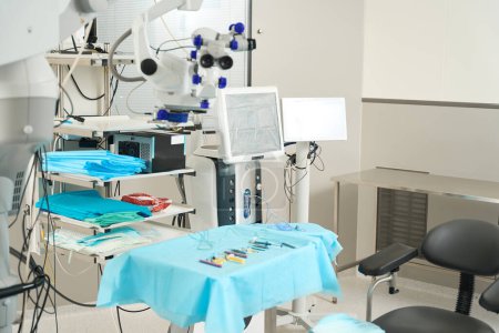 Foto de Foto de cerca, pantalla de equipo médico y mesa con instrumentos en el hospital - Imagen libre de derechos