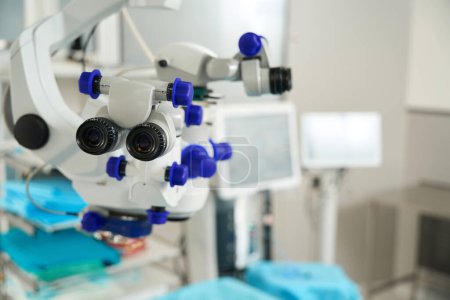 Foto de Foto de cerca del binocular del equipo médico para la operación quirúrgica en la clínica especializada - Imagen libre de derechos