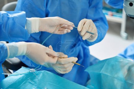 Krankenschwester gibt Arzt in weißen Schutzhandschuhen zwei Spatel zur Zyklodialyse während der Operation