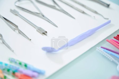 Téléchargez les photos : Les instruments stériles de l'orthodontiste reposent sur la table chirurgicale, ils sont faits d'alliages médicaux spéciaux - en image libre de droit
