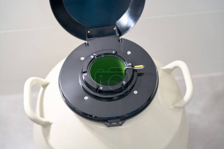 Foto de Depósito de nitrógeno líquido se utiliza en laboratorios criogénicos para el procedimiento de vitrificación, este es un método moderno en medicina reproductiva - Imagen libre de derechos