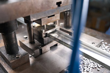 Foto de Proceso de hacer un agujero en la estructura de acero en equipos especiales en la fábrica - Imagen libre de derechos
