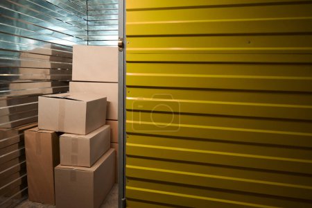 Montón de cajas de cartón que yacen en un almacén en una habitación separada