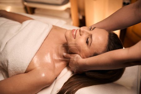 Téléchargez les photos : Masseuse mains masser les muscles du cou du client spa heureux pendant la séance de massothérapie - en image libre de droit
