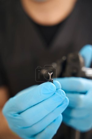 Téléchargez les photos : Photo recadrée de l'endoscopiste dans des gants en nitrile tenant des pinces à biopsie avec aiguille - en image libre de droit