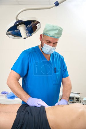 Téléchargez les photos : Le médecin met un patch sur le ventre d'un patient après les injections. Traitement veineux maillé - en image libre de droit