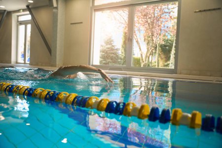 Foto de Masculino realizando ejercicio en el agua, se dedica a triatlón, haciendo natación gatear - Imagen libre de derechos
