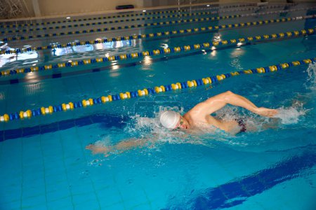Foto de Deportista adulto con gorra blanca y gafas para nadar en la piscina - Imagen libre de derechos