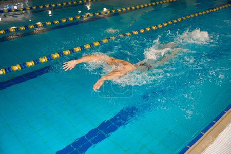 Foto de Hombre adulto se dedica a la natación deportiva, atleta se dedica a entrenar en la piscina - Imagen libre de derechos