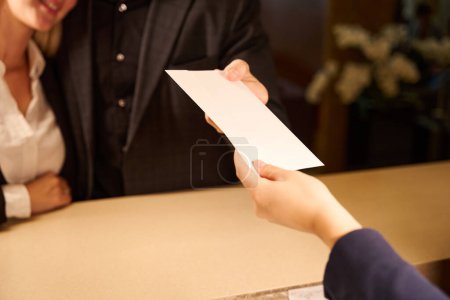 Téléchargez les photos : Gros plan image de femme main donnant lettre dans enveloppe à la main de l'homme - en image libre de droit