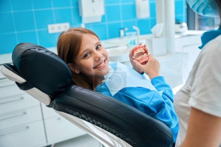 Téléchargez les photos : Fille à la réception à l'orthodontiste, au mulyage des mâchoires - en image libre de droit