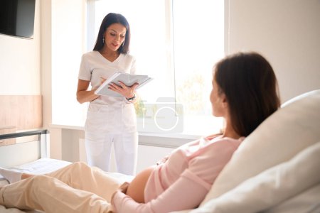 Foto de Médico ginecólogo examinando a mujer embarazada en la sala de hospital - Imagen libre de derechos