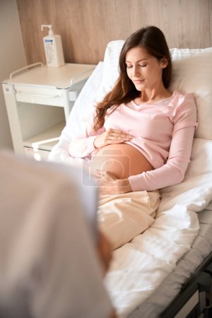 Téléchargez les photos : Belle femme enceinte à l'hôpital avant l'accouchement - en image libre de droit