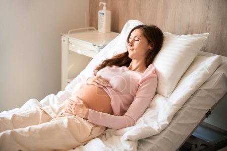 Téléchargez les photos : Femme enceinte en service clinique pendant la prise en charge de la grossesse et consultation professionnelle - en image libre de droit