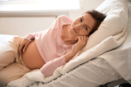 Téléchargez les photos : Belle femme enceinte à l'hôpital pendant la gestion de la grossesse et la consultation professionnelle - en image libre de droit