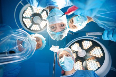 Foto de Grupo de cirujanos médicos con equipos estériles en el quirófano del hospital - Imagen libre de derechos