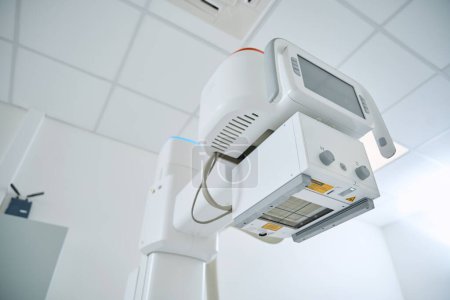 Nahaufnahme eines Röntgengeräts mit Bedienfeld am Röhrenkopf und manuellem Kollimator