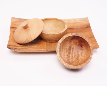 Téléchargez les photos : Bowl made of wood crafts. Aesthetic wooden bowls are perfect for serving with soup. remaining unused pieces of wood so that they become more useful items and have a high selling value. - en image libre de droit