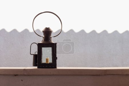 Foto de Una vieja lámpara vintage en el fondo de una pared blanca. Copiar espacio. - Imagen libre de derechos