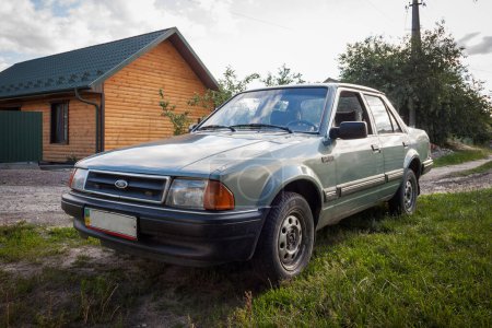 Téléchargez les photos : Turiysk, Ukraine - 30 juin 2018 : La voiture est garée dans la cour. Ford orion - en image libre de droit