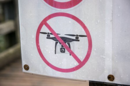 Foto de Firma que prohíbe los drones en la orilla de un lago en Austria. - Imagen libre de derechos