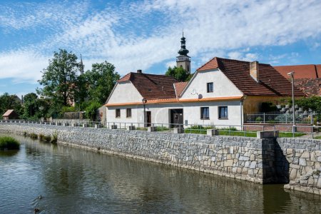 Téléchargez les photos : Old buildings and church tower on the river embankment in Sobslav, Czech Republic. - en image libre de droit