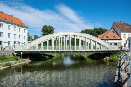 Téléchargez les photos : Concrete bridge for cars and pedestrians over the river Luznice on the embankment in the city of Sobeslav. - en image libre de droit