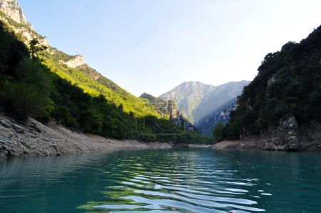 Téléchargez les photos : Le lac de Sainte-Croix bleu turquoise dans le sud de la France en Provence. Un lac dans les montagnes entre rochers et falaises. - en image libre de droit