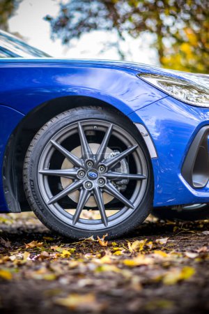 Téléchargez les photos : Voiture de sport bleue Subaru BRZ. Voiture sport rapide. Détail roue avant. - en image libre de droit