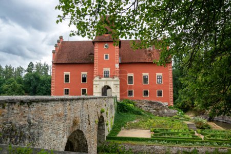 Foto de El antiguo castillo de Cerven lhota en Bohemia del Sur. Un castillo con un puente de ladrillo sobre un lago. Atracción turística en la República Checa. - Imagen libre de derechos