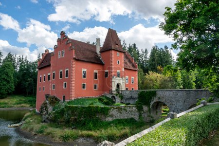 Foto de El antiguo castillo de Cerven lhota en Bohemia del Sur. Un castillo con un puente de ladrillo sobre un lago. Atracción turística en la República Checa. - Imagen libre de derechos