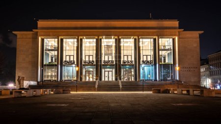 Foto de Brno, República Checa - Foto nocturna del edificio iluminado del Teatro Janack en Brno. Un edificio importante en el centro de la ciudad. - Imagen libre de derechos