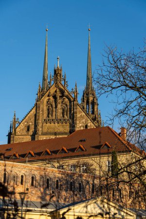 Téléchargez les photos : Brno, République tchèque - 21 décembre 2023 : Cathédrale Pierre et Paul dans le centre-ville à l'automne au coucher du soleil. - en image libre de droit