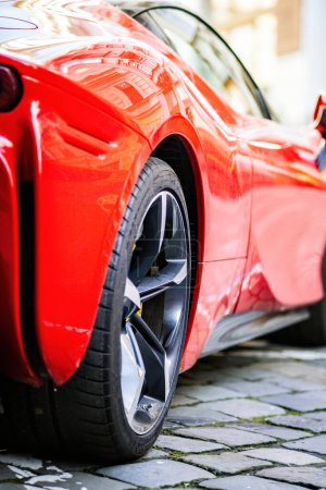 Foto de Brno, República Checa - 28 de marzo de 2024: Coche rojo de lujo deportivo caro Ferrari SF90 Stradale con motor híbrido está estacionado en la calle en el centro de la ciudad. Detalle de la rueda del coche. - Imagen libre de derechos