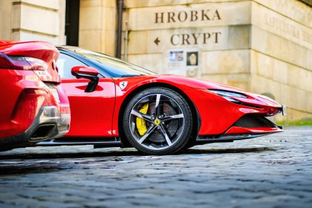 Foto de Brno, República Checa - 28 de marzo de 2024: Coche rojo de lujo deportivo caro Ferrari SF90 Stradale con motor híbrido está estacionado en la calle en el centro de la ciudad. - Imagen libre de derechos