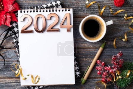 Neujahrsvorsätze 2024 auf dem Schreibtisch. Auflösungsliste 2024 mit Notizbuch, Kaffeetasse auf dem Tisch. Ziele, Vorsätze, Plan, Aktion, Checklistenkonzept. Vorlage New Year 2024, Kopierraum