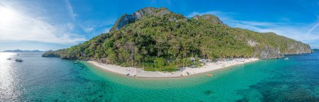 Téléchargez les photos : Panorama dramatique de la plage paradisiaque de Seven Commandos près d'El Nido sur l'île philippine de Palawan pendant la journée - en image libre de droit