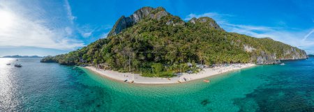 Téléchargez les photos : Panorama dramatique de la plage paradisiaque de Seven Commandos près d'El Nido sur l'île philippine de Palawan pendant la journée - en image libre de droit