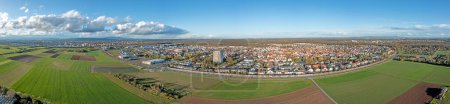 Téléchargez les photos : Panorama dramatique de la colonie allemande Koenigstaedten près de Ruesselsheim avec skyline Francfort en arrière-plan pendant la journée - en image libre de droit