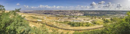 Image panoramique de la mine de charbon à ciel ouvert Garzweiler en Allemagne pendant la journée