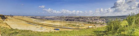 Image panoramique de la mine de charbon à ciel ouvert Garzweiler en Allemagne pendant la journée