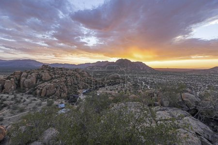 Imagen panorámica de Damaraland en Namibia durante el atardecer en verano