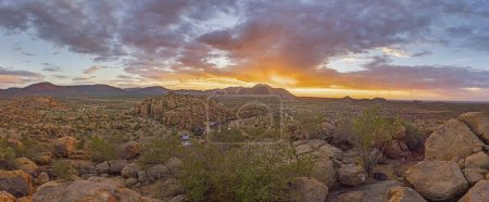 Photo panoramique du Damaraland en Namibie au coucher du soleil en été