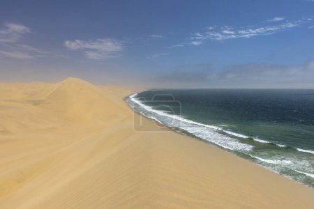 Bild der Dünen von Sandwich Harbor in Namibia an der Atlantikküste während des Tages im Sommer