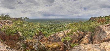 Panoramablick auf die umliegende Landschaft vom Waterberg-Plateau in Namibia bei Tag im Sommer