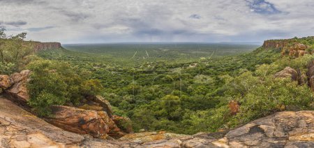 Panoramablick auf die umliegende Landschaft vom Waterberg-Plateau in Namibia bei Tag im Sommer
