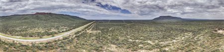 Drohnenpanorama der Landschaft rund um den Waterberg in Namibia tagsüber im Sommer
