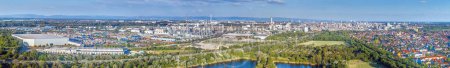 Drohnenpanorama über der deutschen Industriestadt Ludwigshafen mit einem großen Chemiewerk tagsüber im Sommer