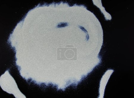 Foto de Polvo blanco abstracto sobre un fondo negro. - Imagen libre de derechos